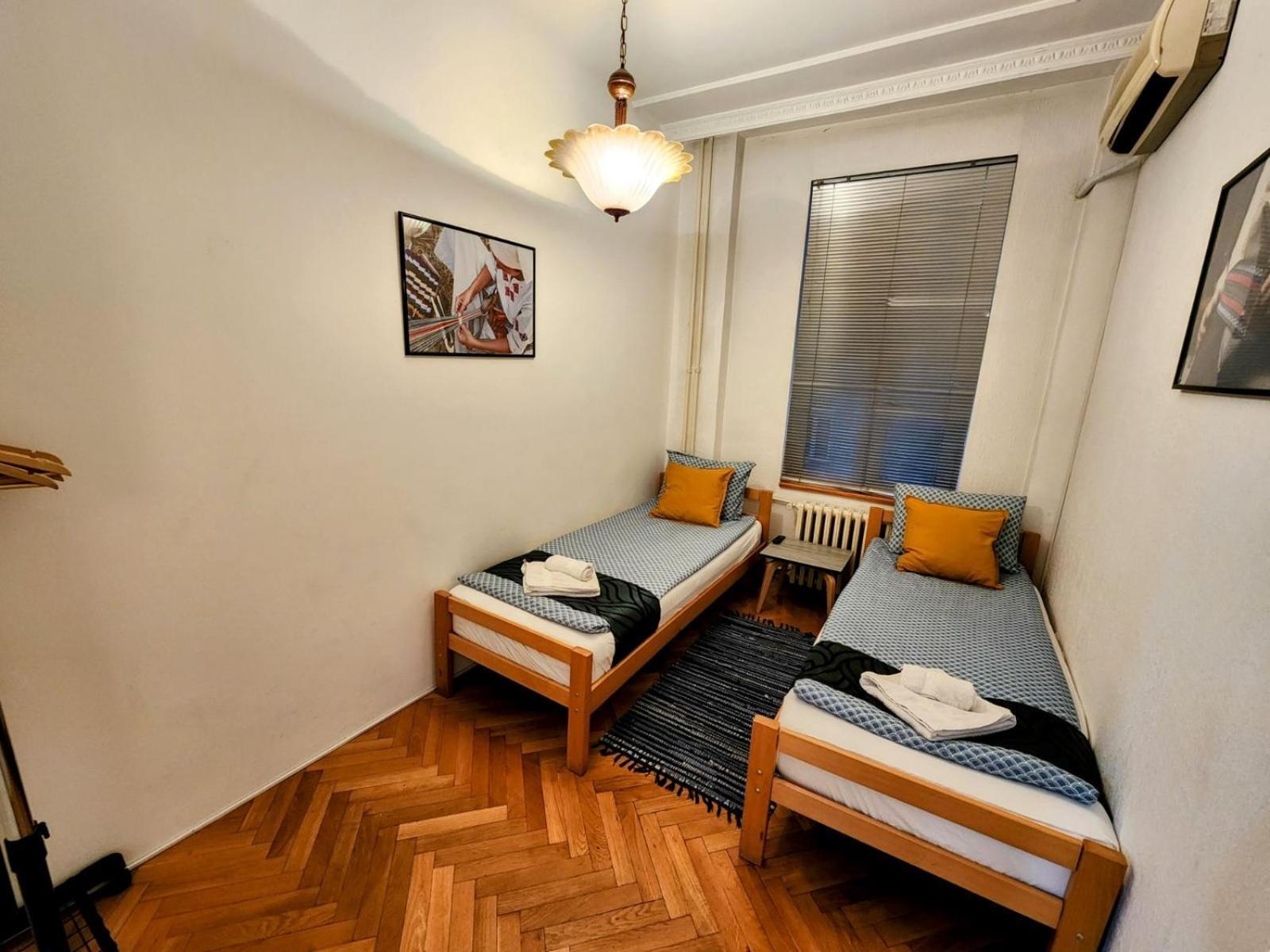 Authentic Belgrade Centre Apartments For Large Groups, Republic Square - Up To 47 People In 5 Apartments Δωμάτιο φωτογραφία