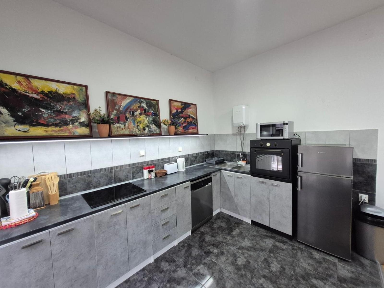 Authentic Belgrade Centre Apartments For Large Groups, Republic Square - Up To 47 People In 5 Apartments Δωμάτιο φωτογραφία