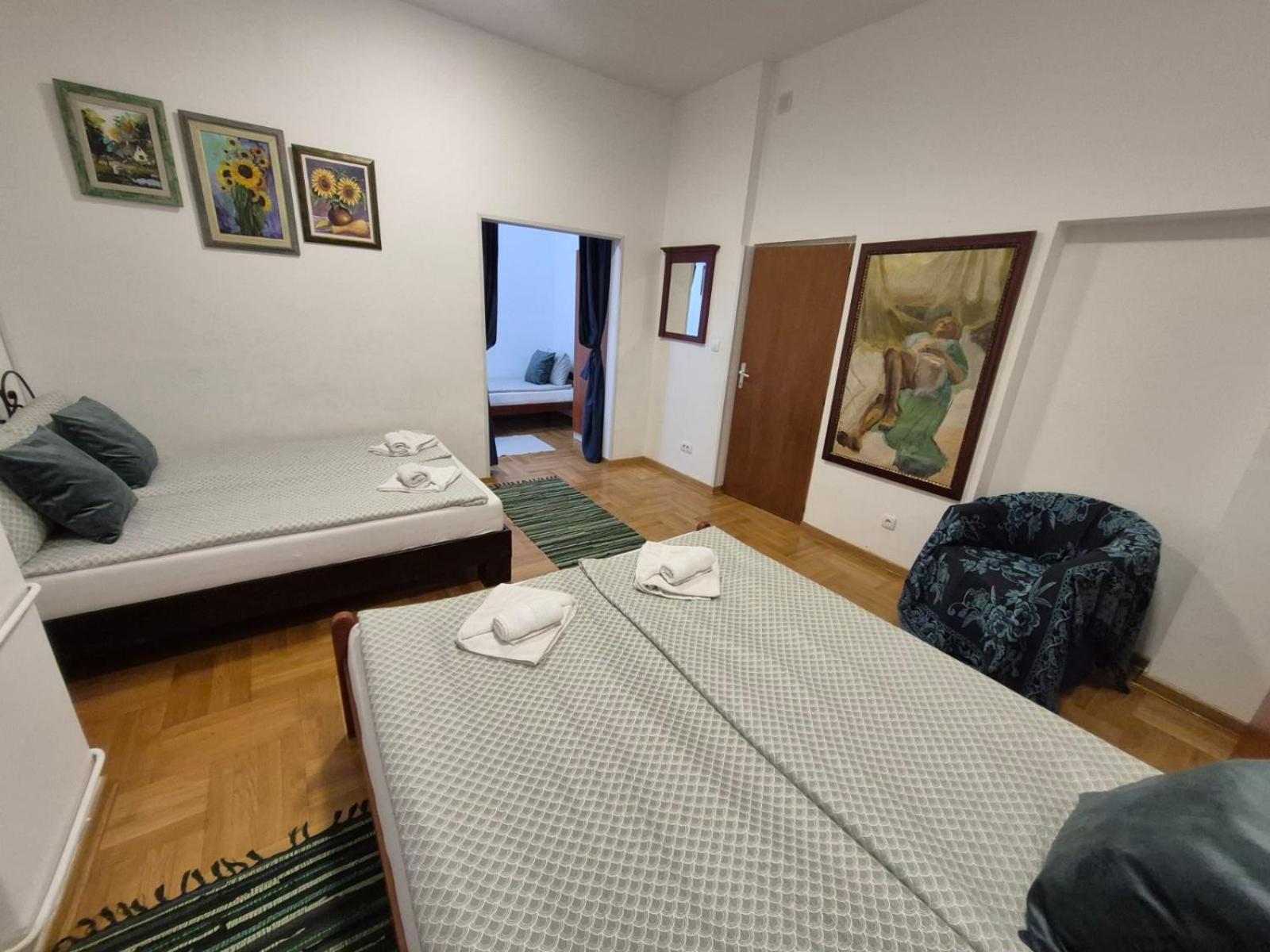 Authentic Belgrade Centre Apartments For Large Groups, Republic Square - Up To 47 People In 5 Apartments Δωμάτιο φωτογραφία