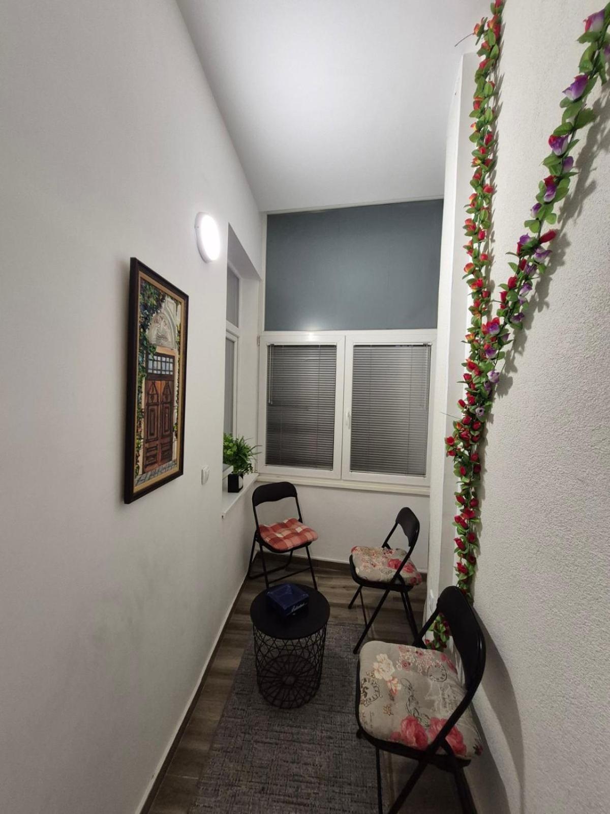 Authentic Belgrade Centre Apartments For Large Groups, Republic Square - Up To 47 People In 5 Apartments Δωμάτιο φωτογραφία